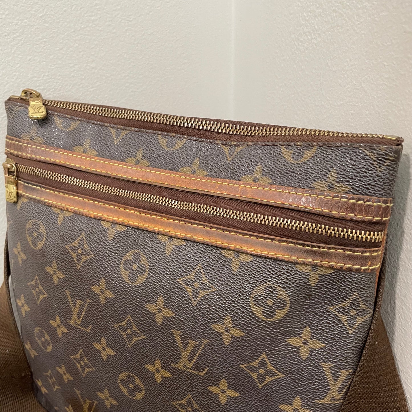 #606 LOUIS VUITTON Monogram Bosphore Crossbody