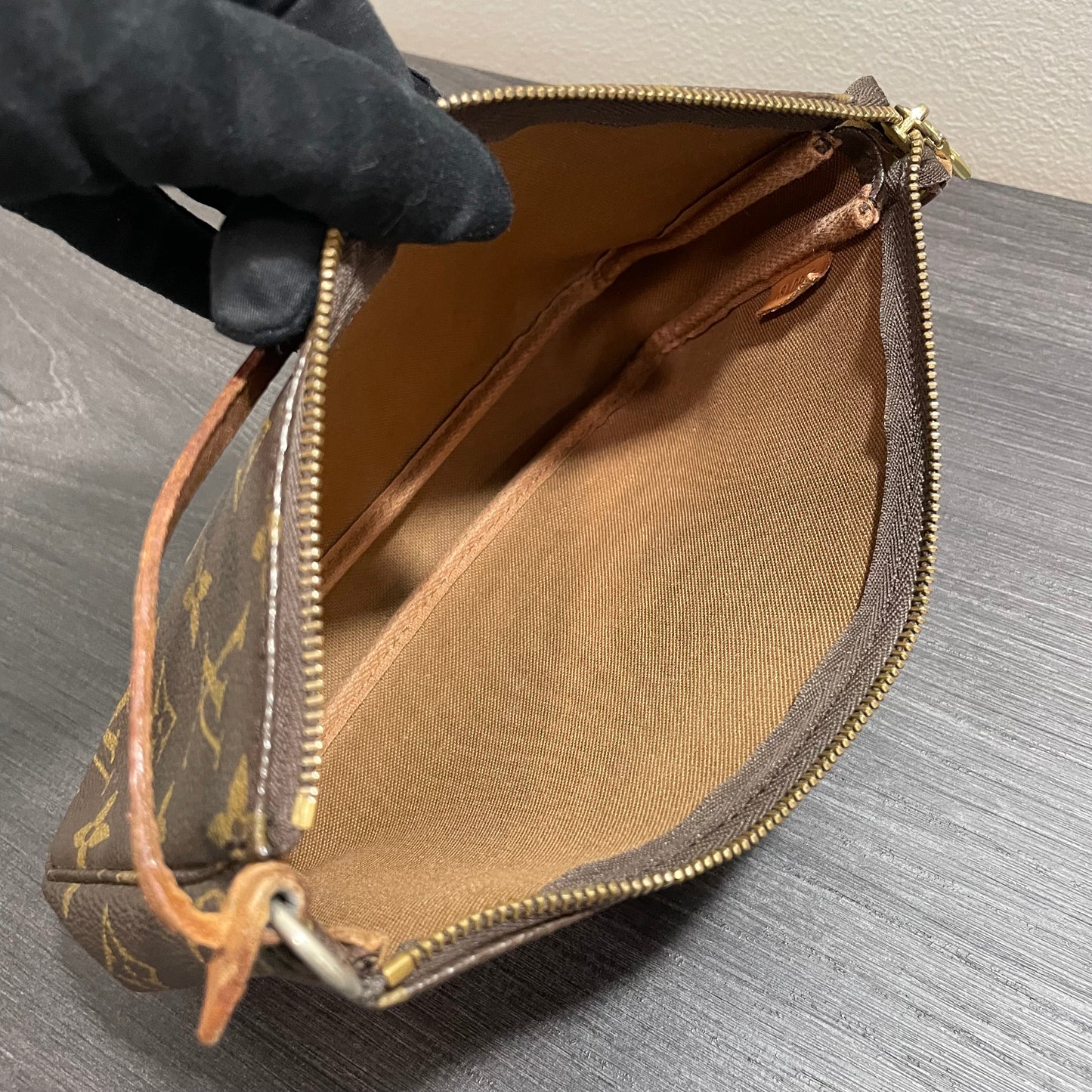 #701 LOUIS VUITTON Pochette