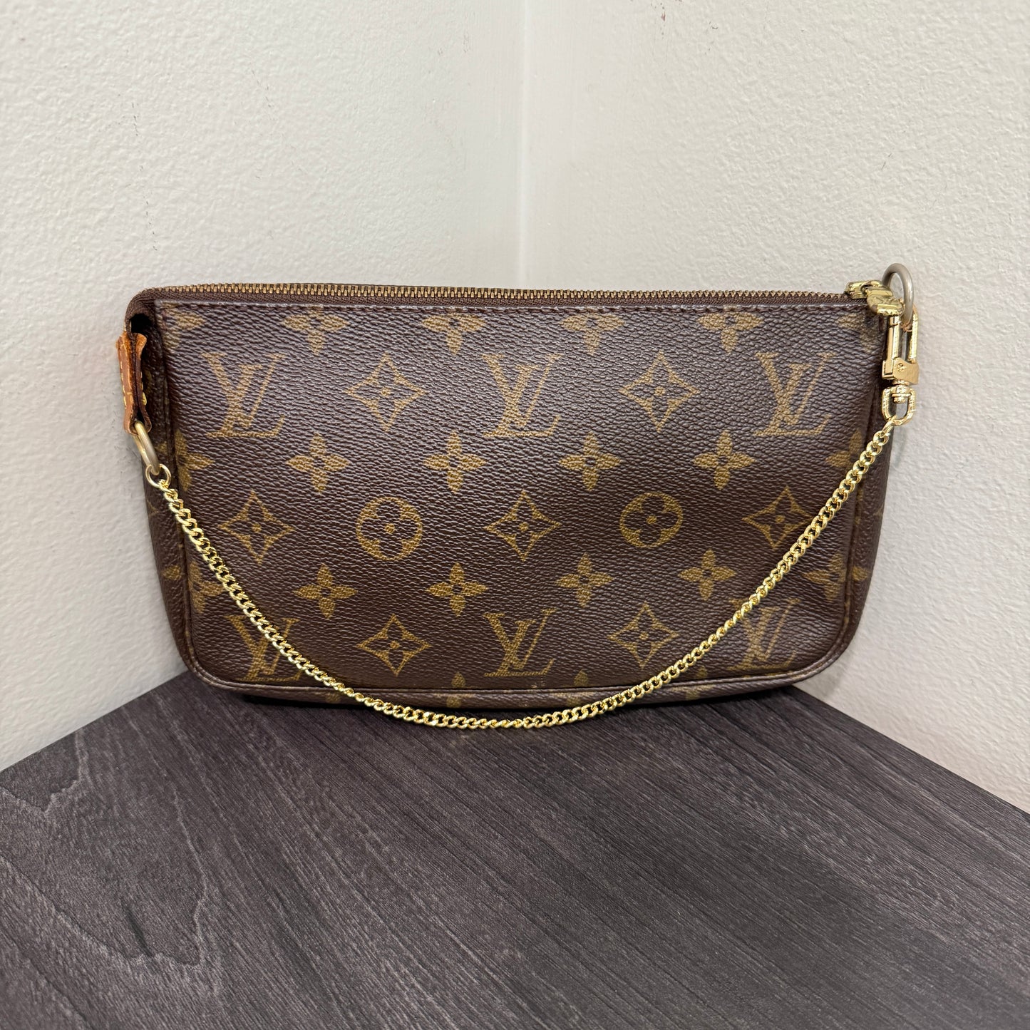 #1011 LOUIS VUITTON Monogram Pochette