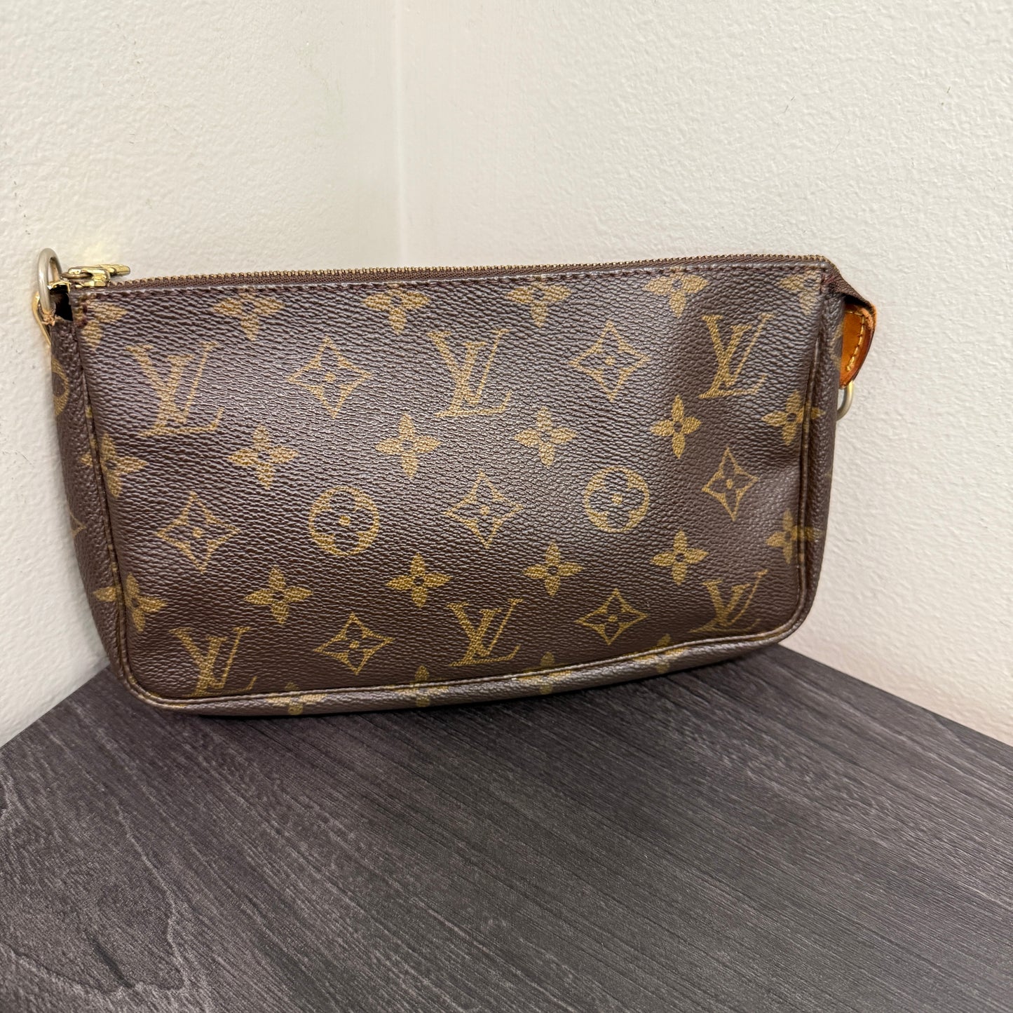#1011 LOUIS VUITTON Monogram Pochette