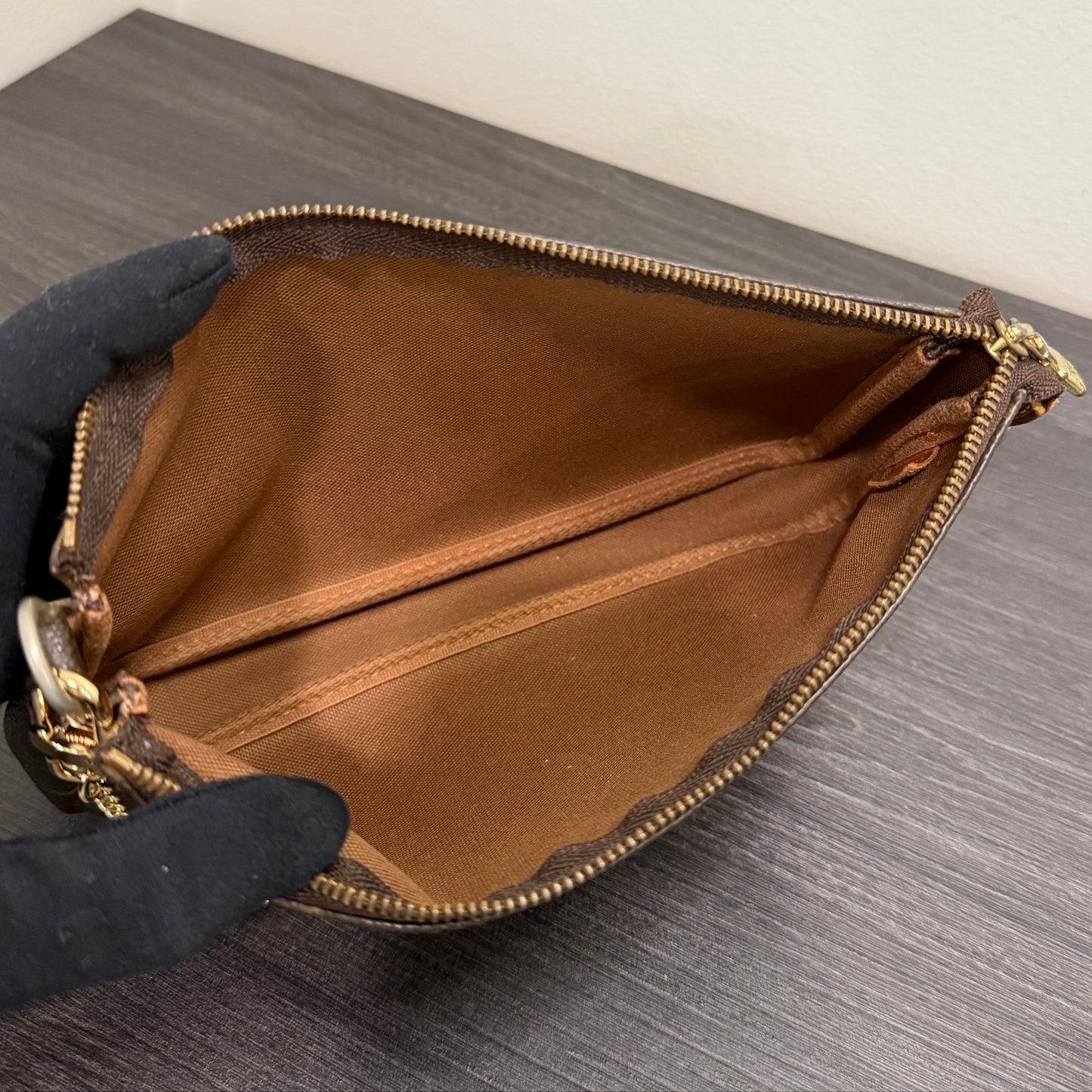 #1011 LOUIS VUITTON Monogram Pochette