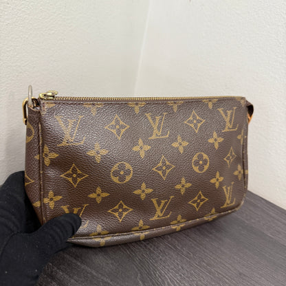 #1012 LOUIS VUITTON Monogram Pochette