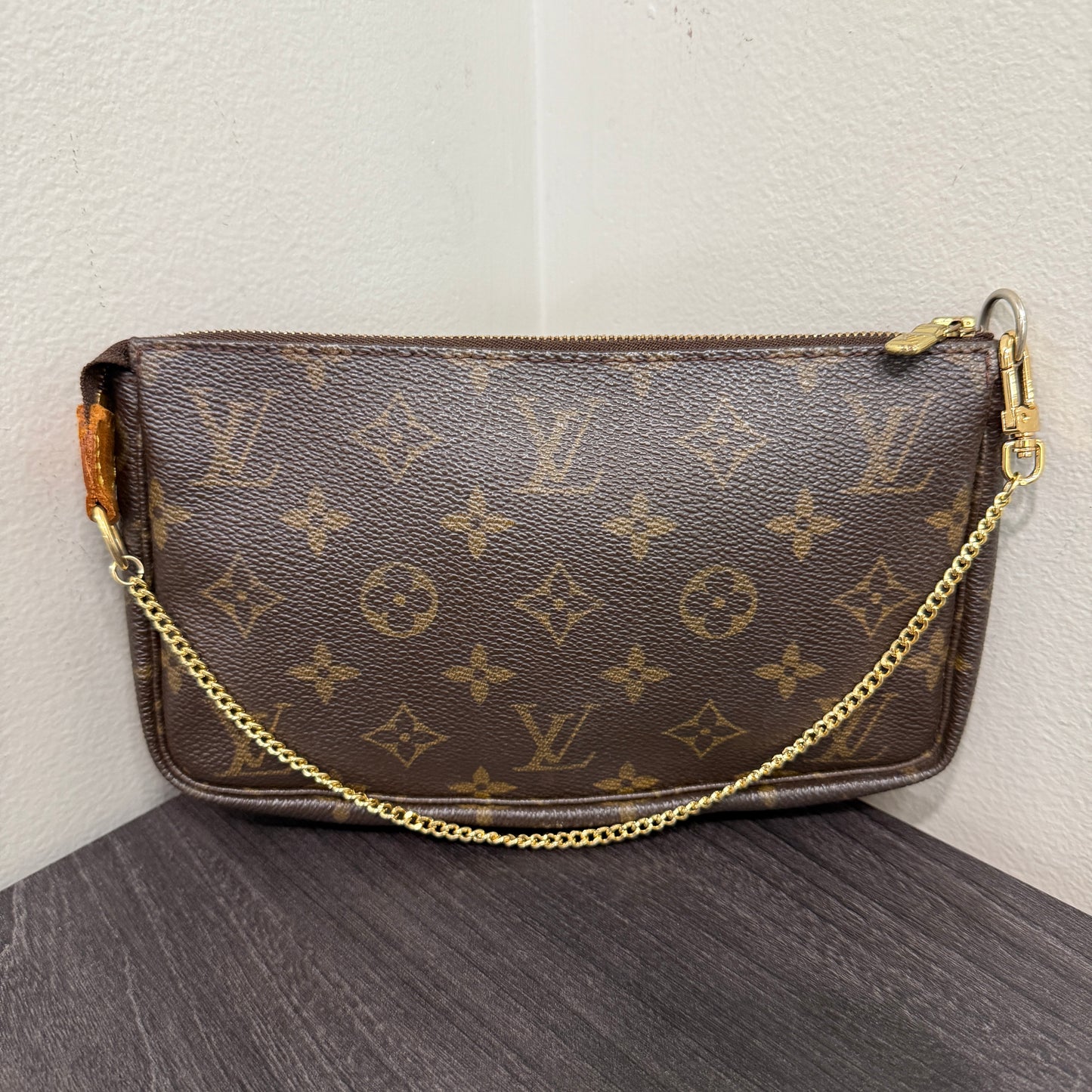 #1013 LOUIS VUITTON Monogram Pochette