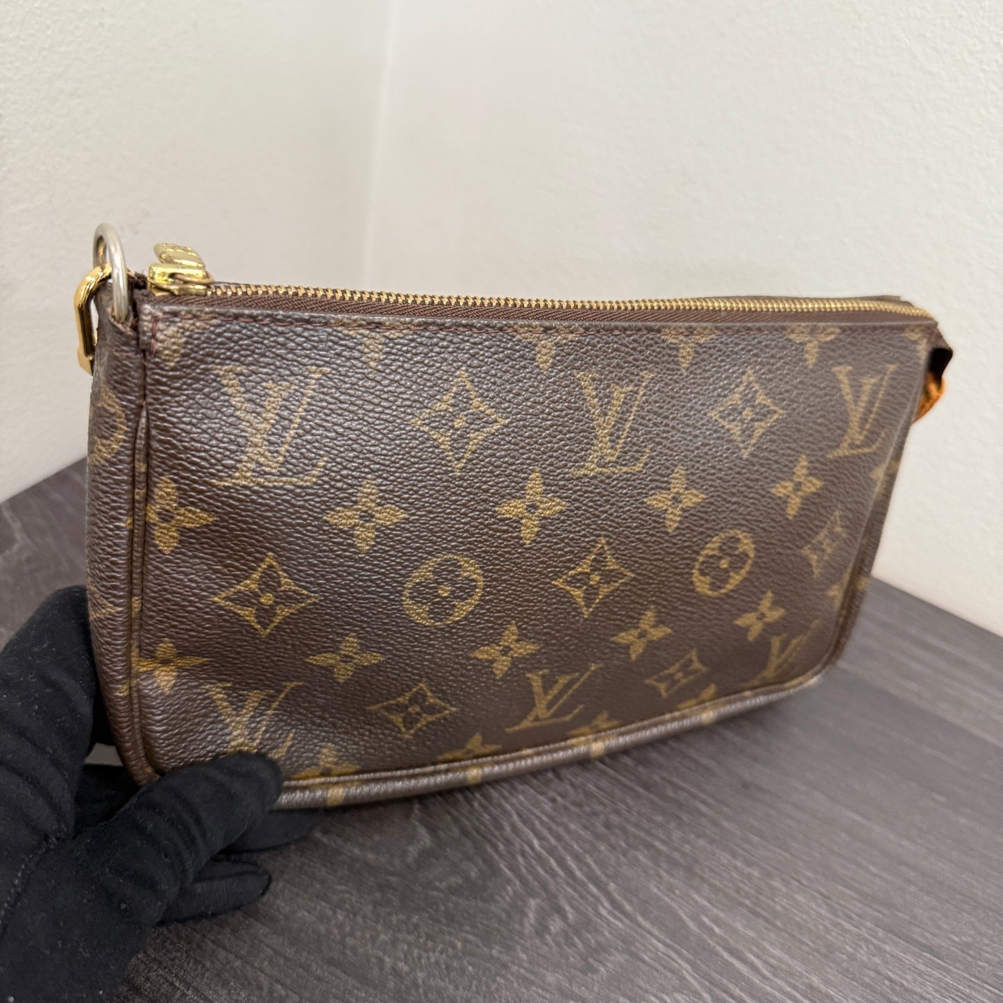 #1013 LOUIS VUITTON Monogram Pochette