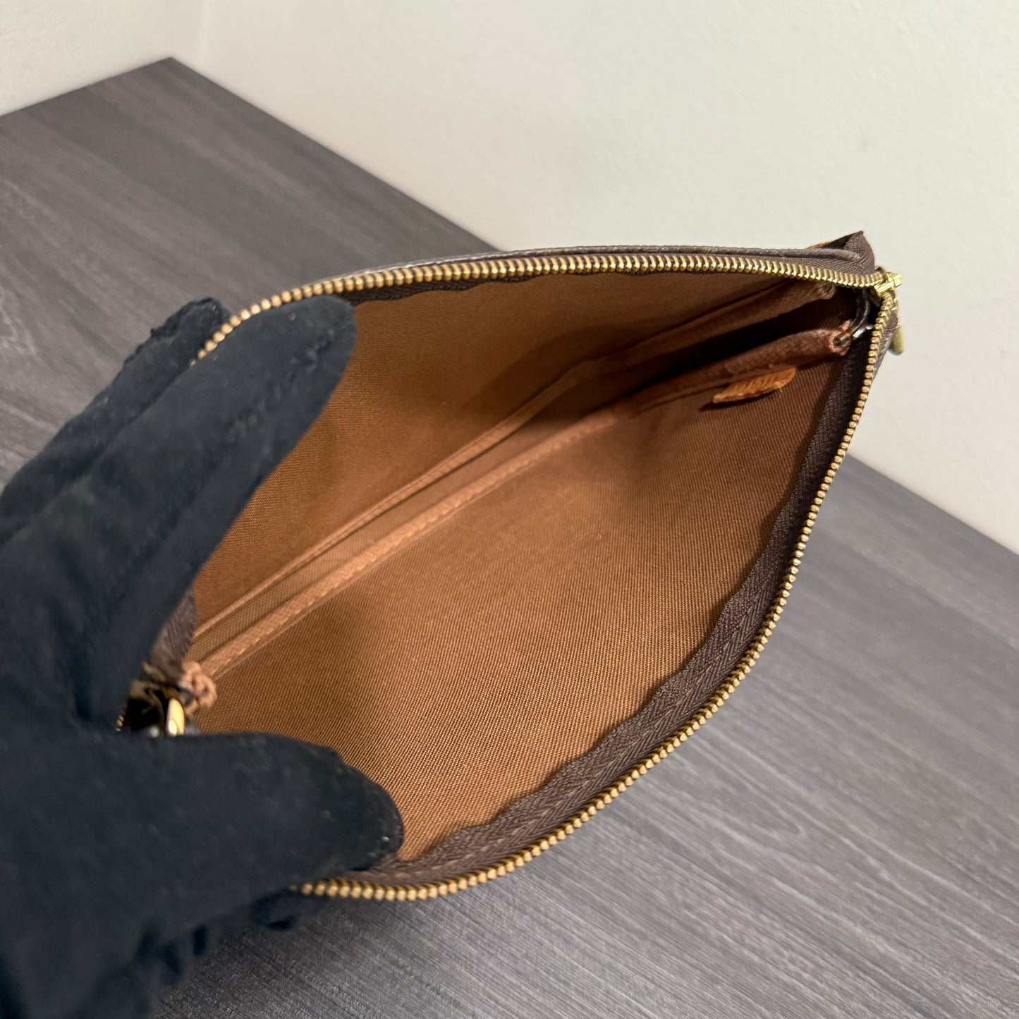 #1013 LOUIS VUITTON Monogram Pochette