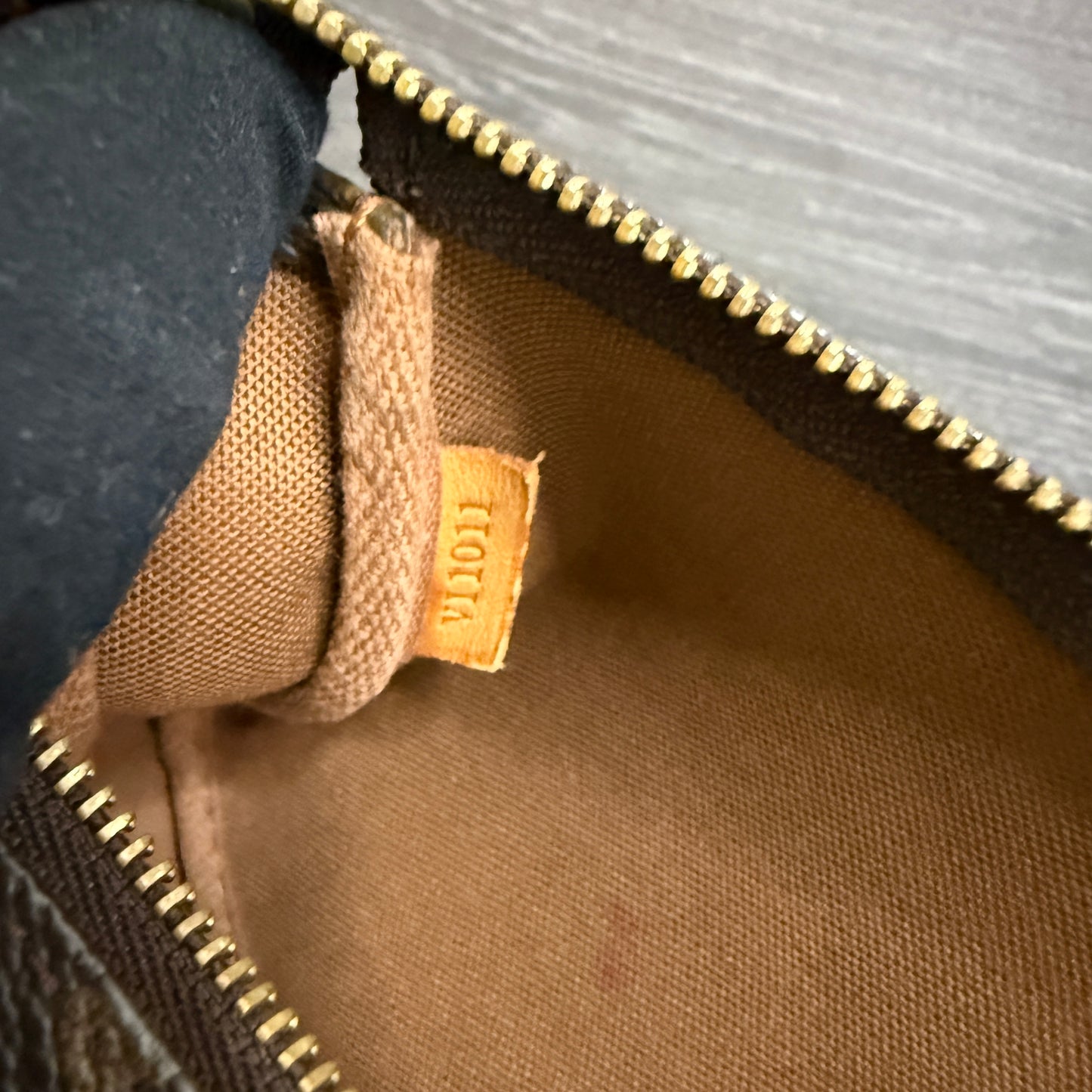 #1013 LOUIS VUITTON Monogram Pochette
