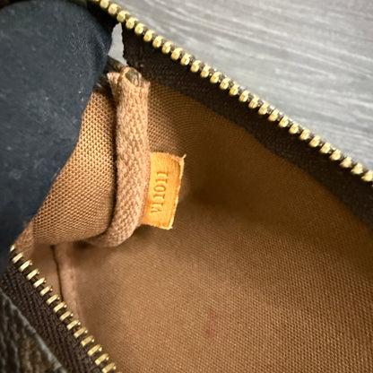 #1013 LOUIS VUITTON Monogram Pochette