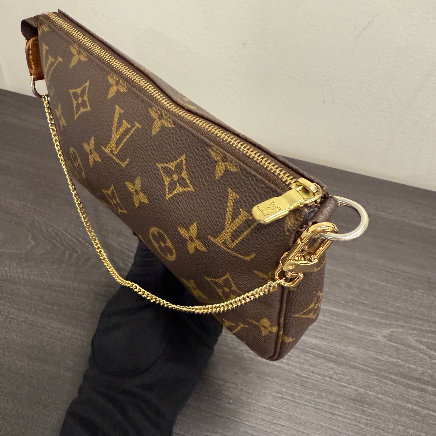 #1014 LOUIS VUITTON Monogram Pochette