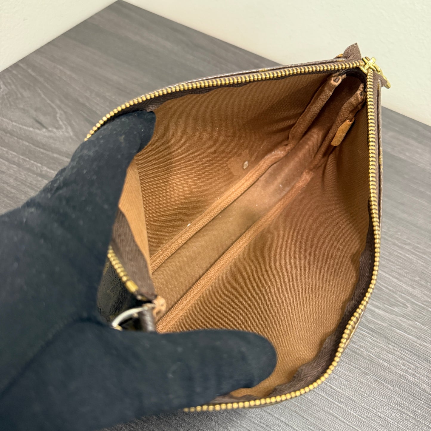 #1014 LOUIS VUITTON Monogram Pochette