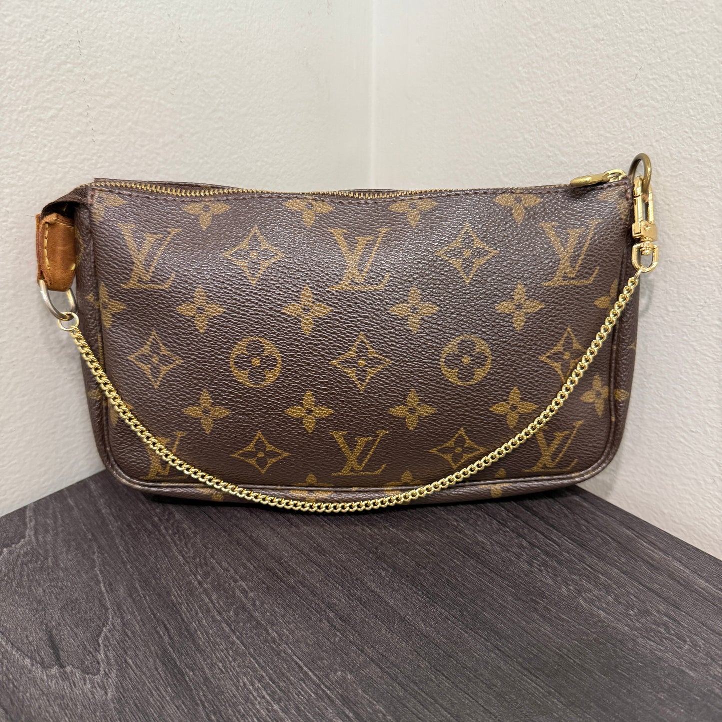 #1015 LOUIS VUITTON Monogram Pochette