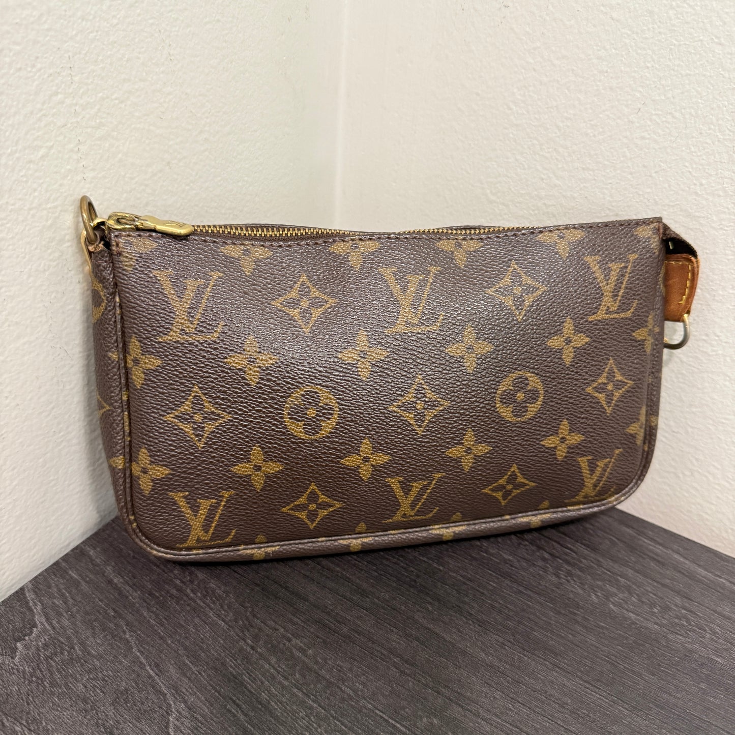 #1015 LOUIS VUITTON Monogram Pochette