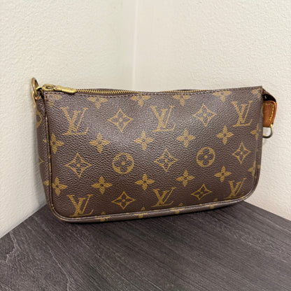 #1015 LOUIS VUITTON Monogram Pochette