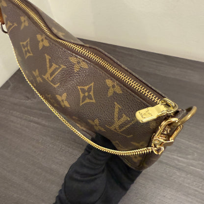 #1015 LOUIS VUITTON Monogram Pochette