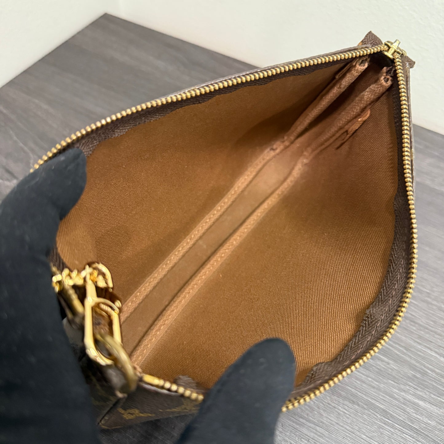 #1015 LOUIS VUITTON Monogram Pochette
