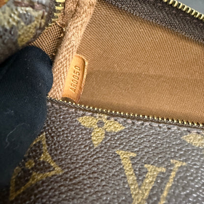 #1015 LOUIS VUITTON Monogram Pochette