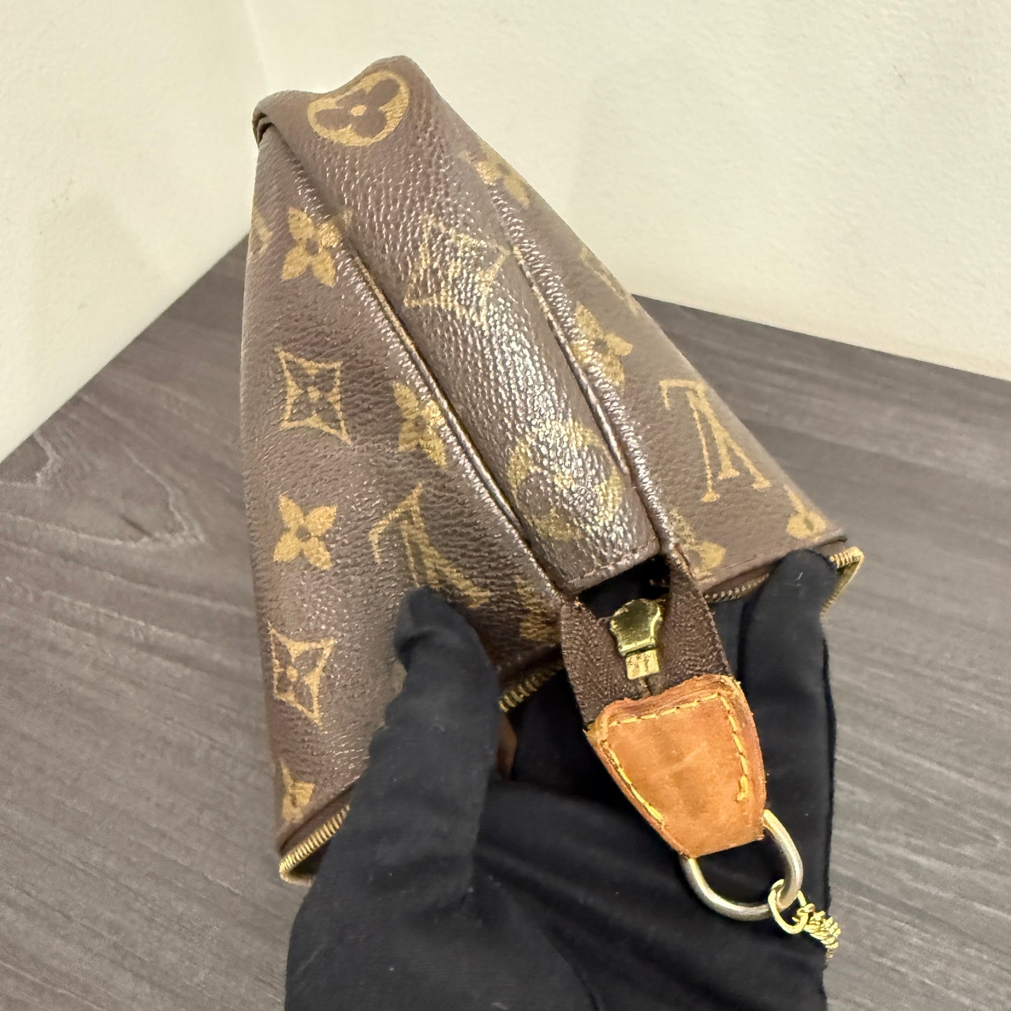 #1015 LOUIS VUITTON Monogram Pochette