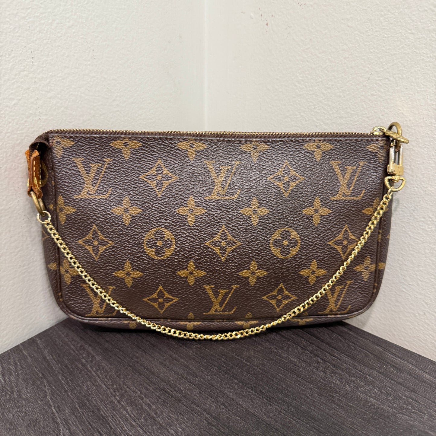 #1017 LOUIS VUITTON Monogram Pochette