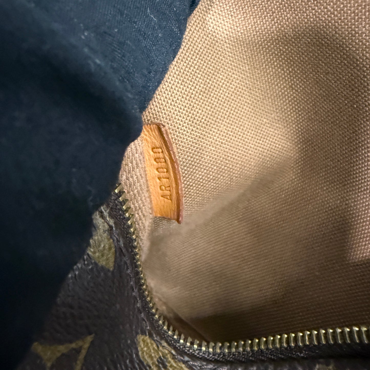 #1017 LOUIS VUITTON Monogram Pochette