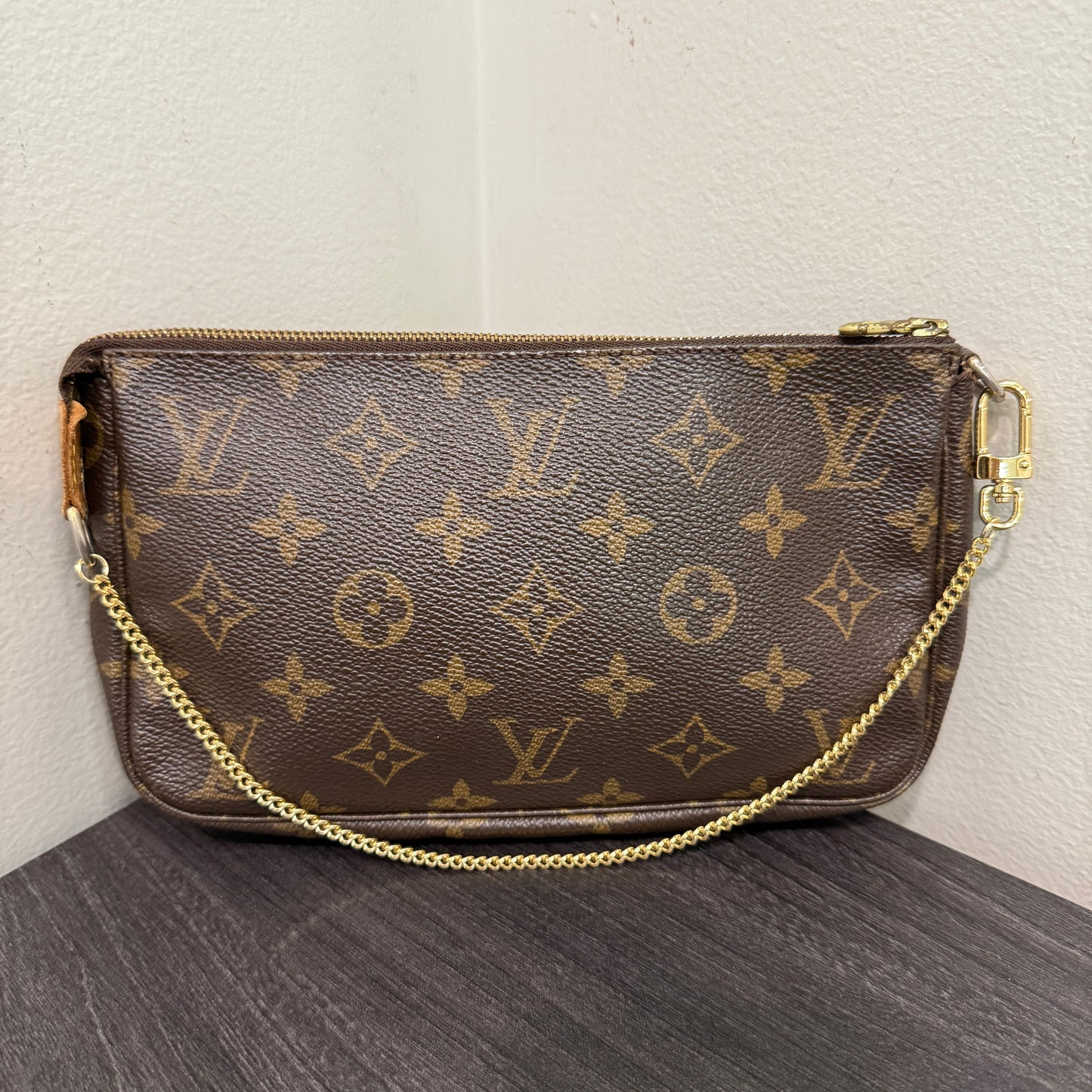 #1018 LOUIS VUITTON Monogram Pochette