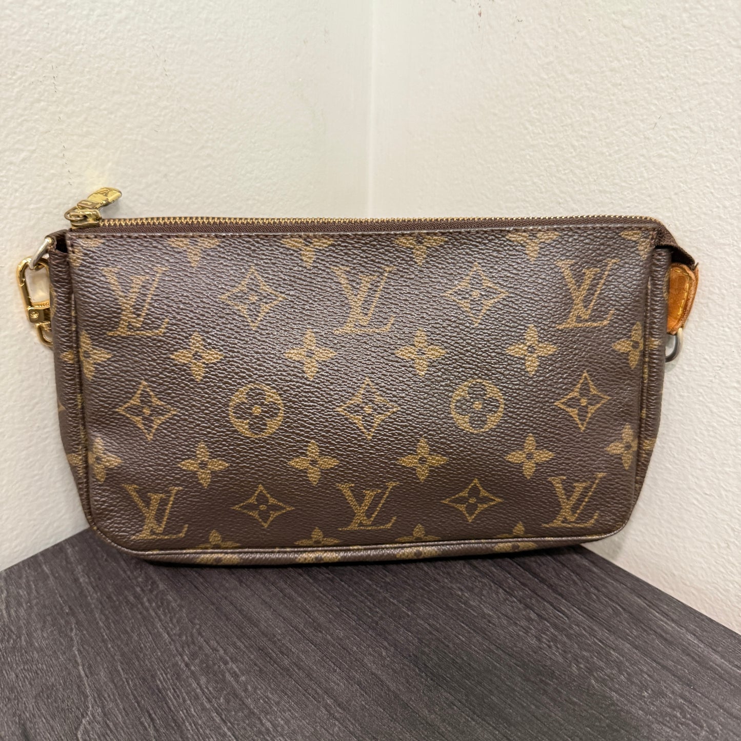 #1018 LOUIS VUITTON Monogram Pochette