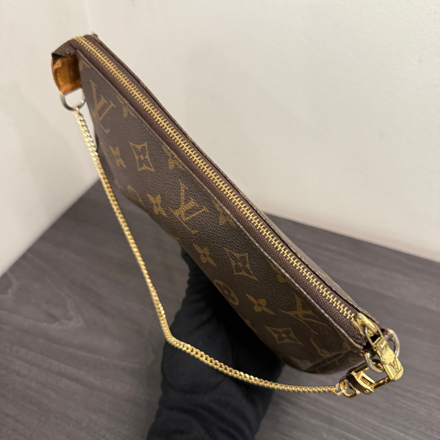 #1018 LOUIS VUITTON Monogram Pochette