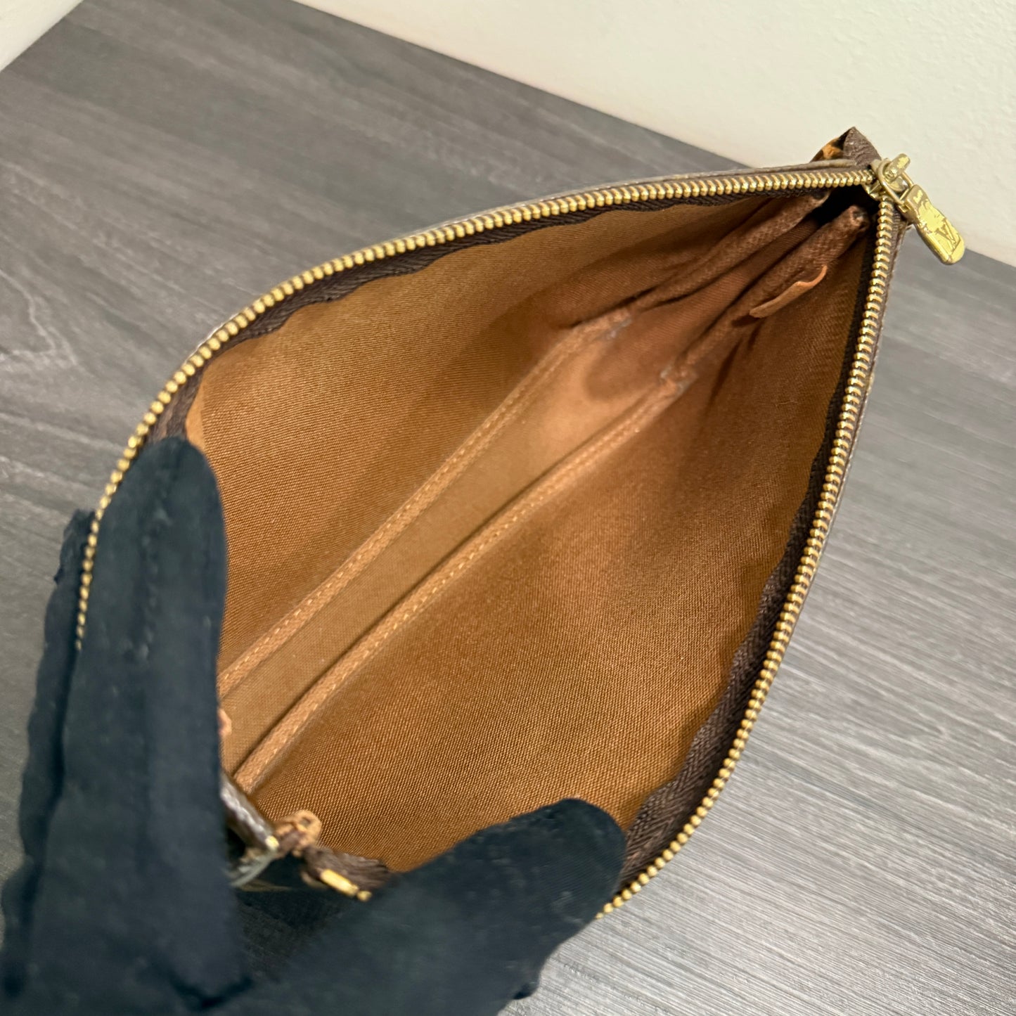 #1018 LOUIS VUITTON Monogram Pochette