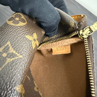 #1018 LOUIS VUITTON Monogram Pochette