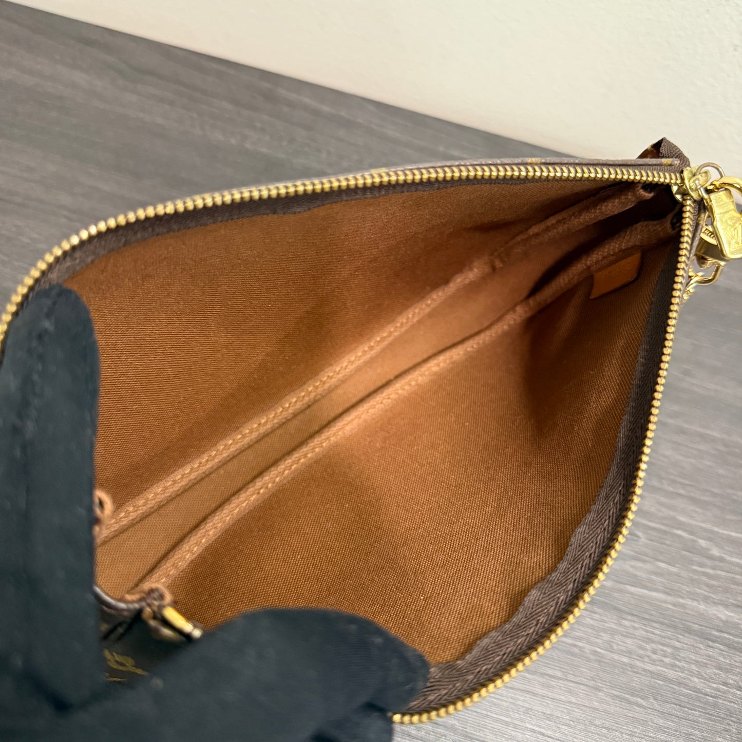 #1019 LOUIS VUITTON Monogram Pochette (TOP PICK!)