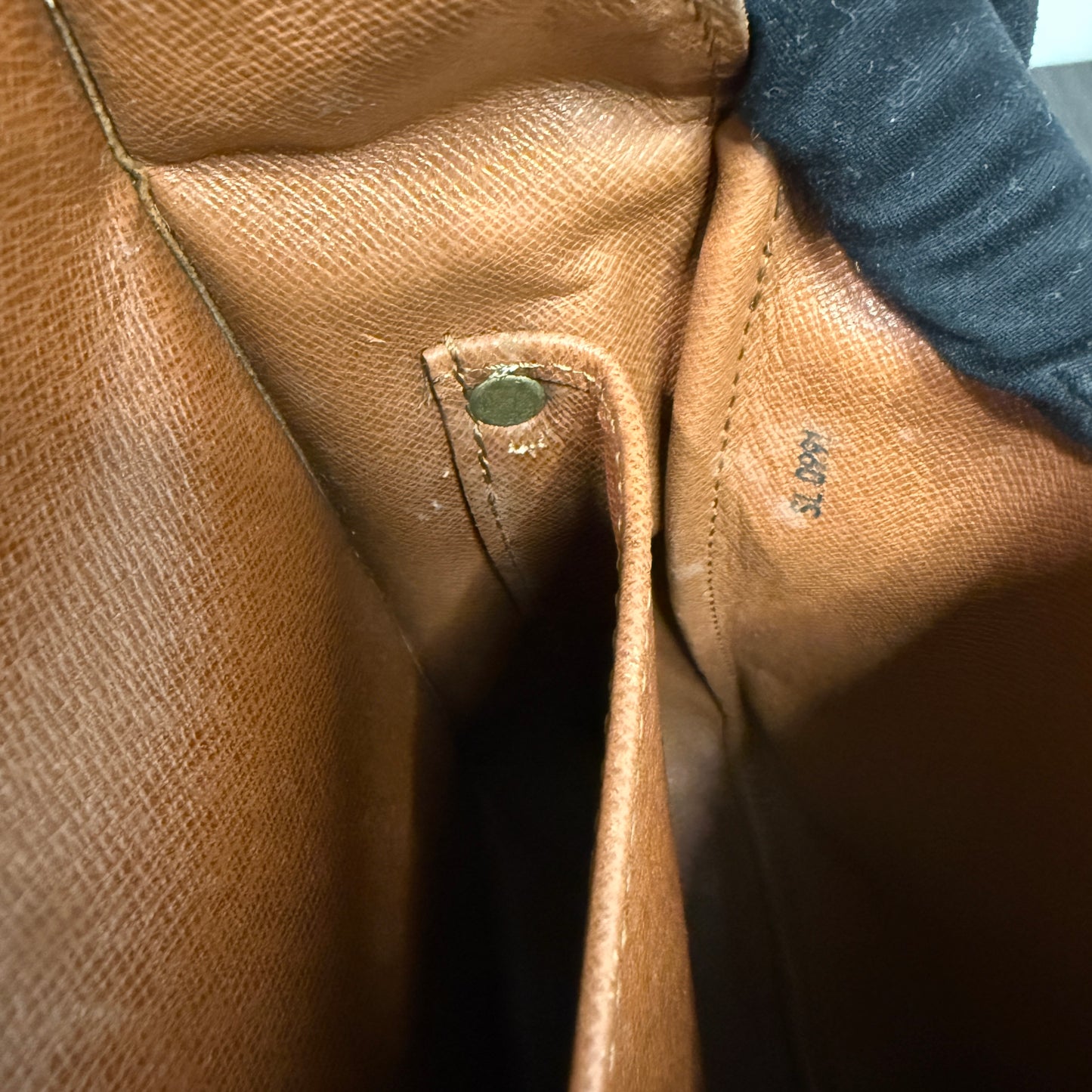 #1022 LOUIS VUITTON Cartouchiere