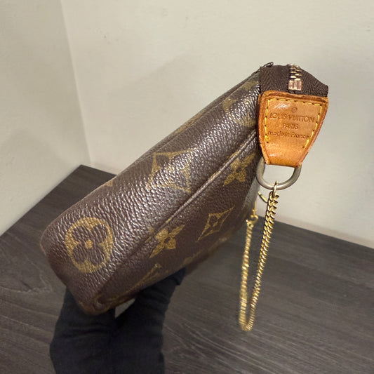 #1035 LOUIS VUITTON Monogram Pochette