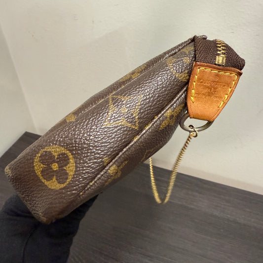 #1038 LOUIS VUITTON Monogram Pochette