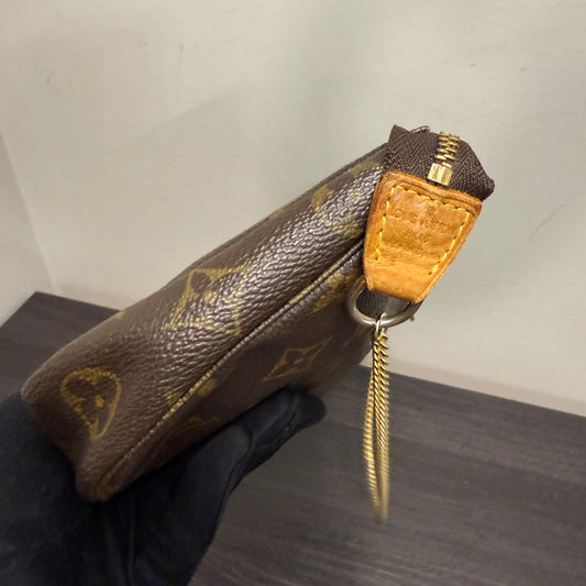 #1039 LOUIS VUITTON Monogram Pochette
