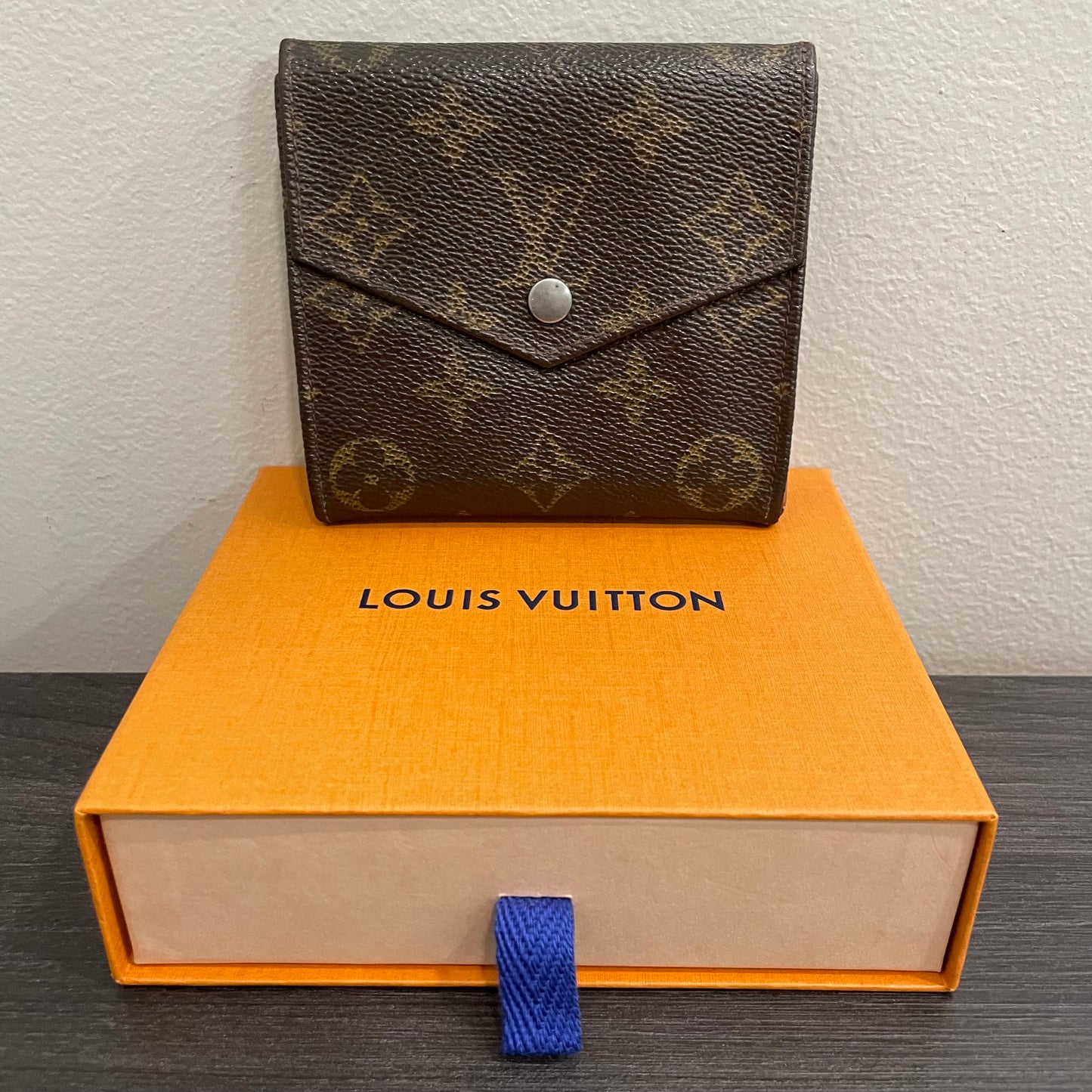 #109 LOUIS VUITTON Monogram Compact Wallet with Box