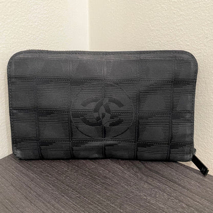 #110 CHANEL Ligne Zippy Wallet