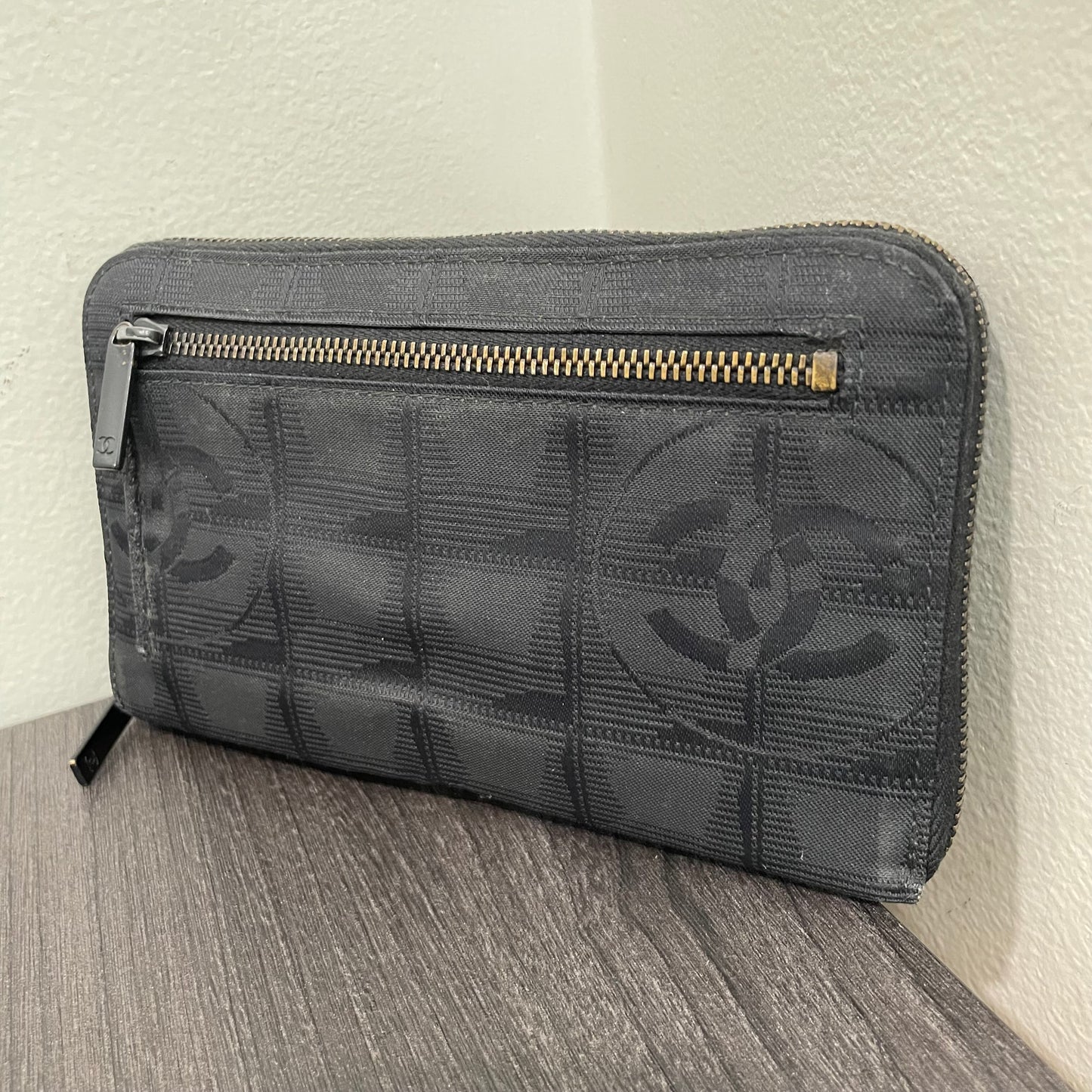 #110 CHANEL Ligne Zippy Wallet