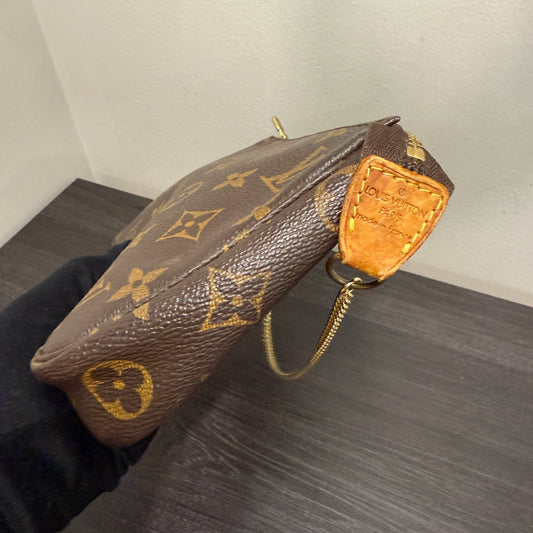 #1042 LOUIS VUITTON Monogram Pochette