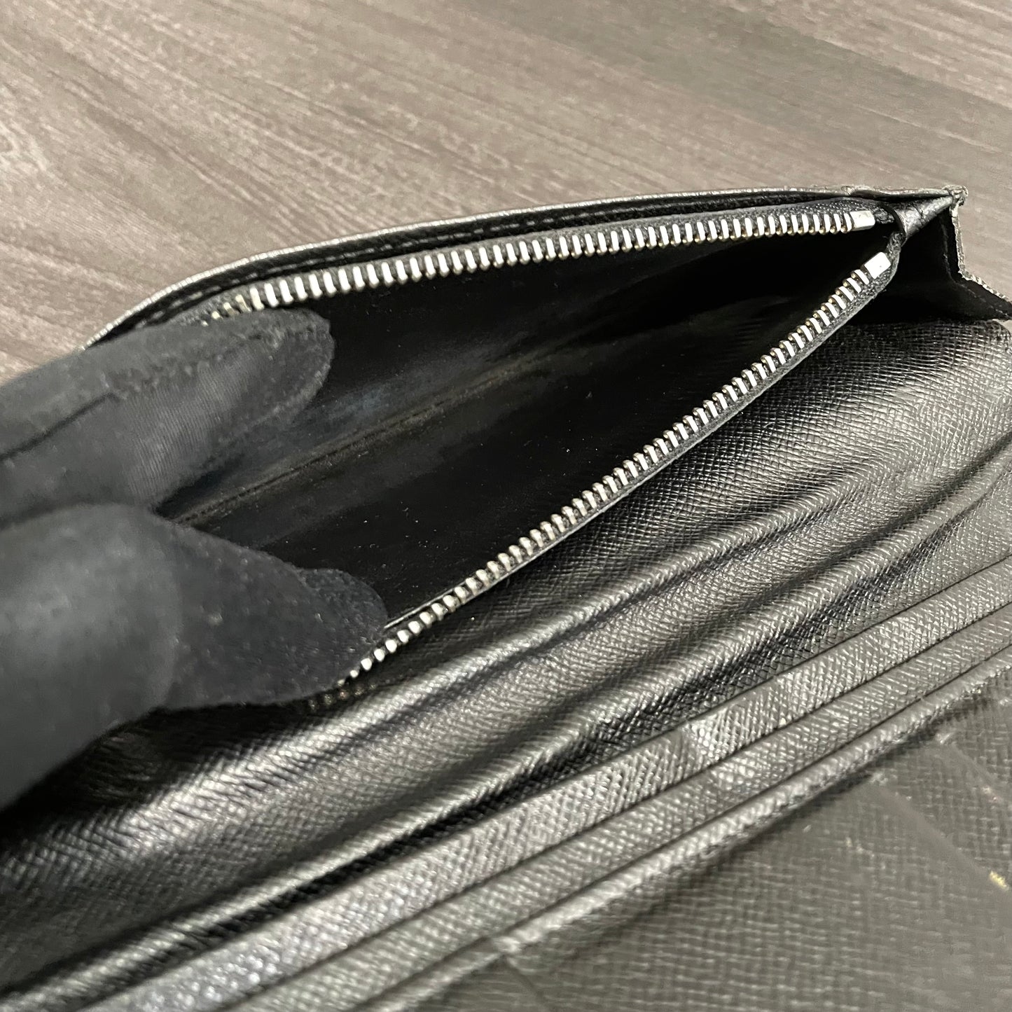 #165 LOUIS VUITTON Damier Graphite Long Flap Wallet