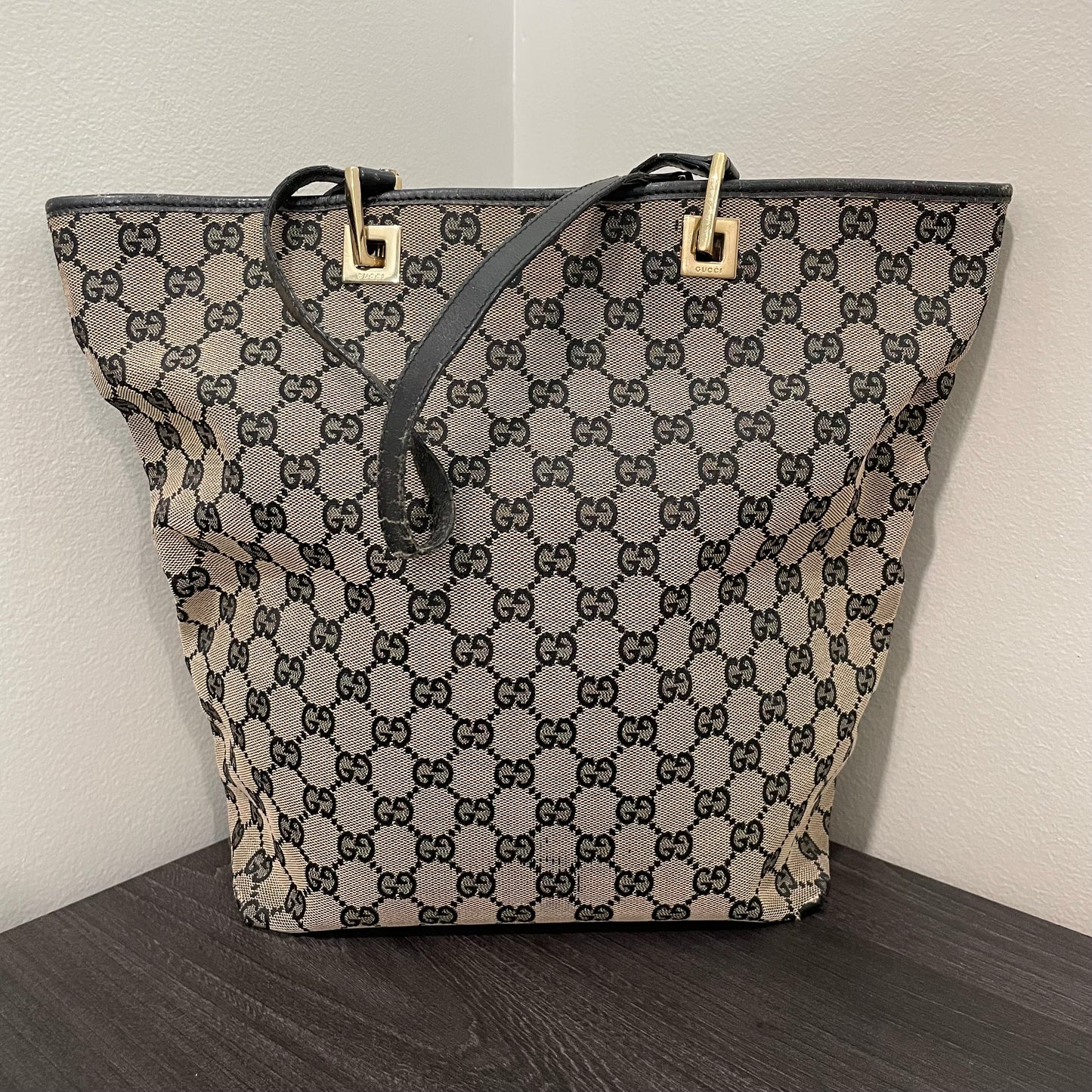 #866 GUCCI Black GG Canvas Shoulder Bag
