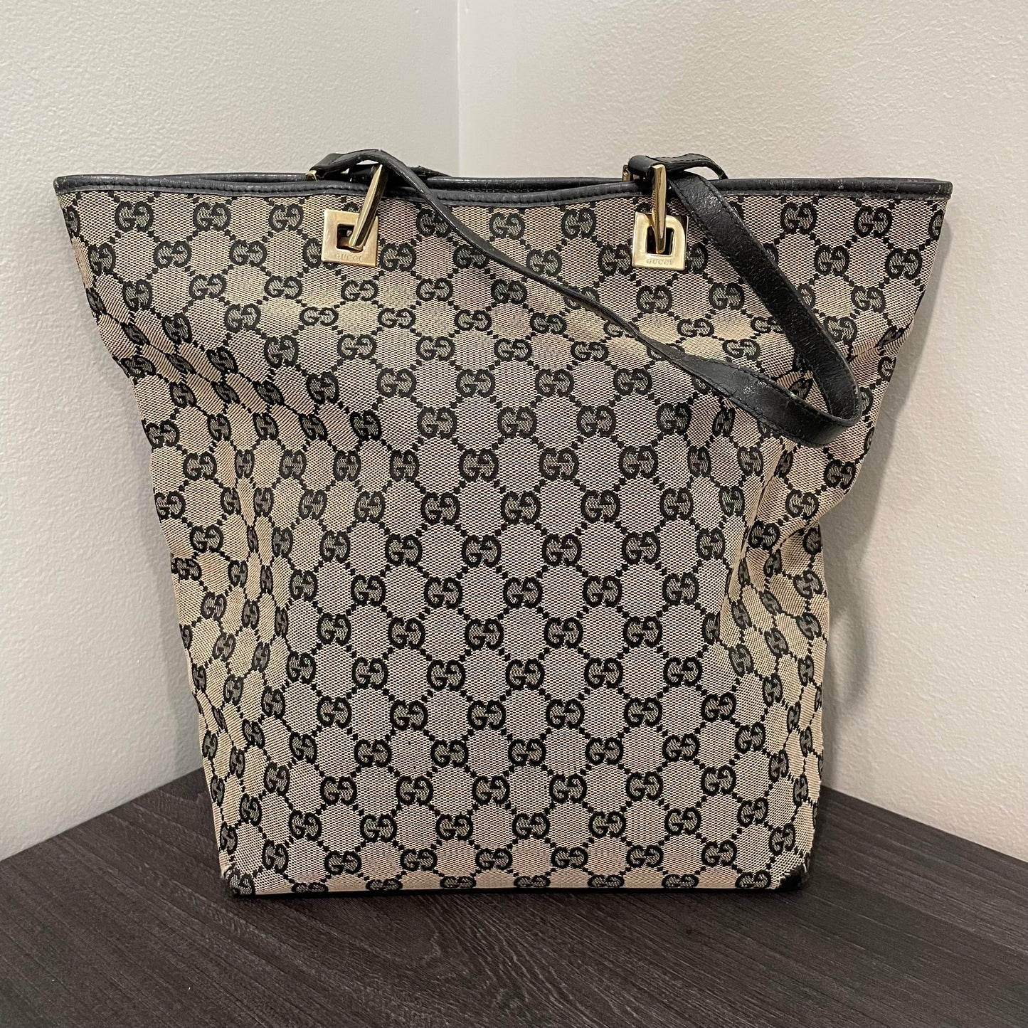 #866 GUCCI Black GG Canvas Shoulder Bag