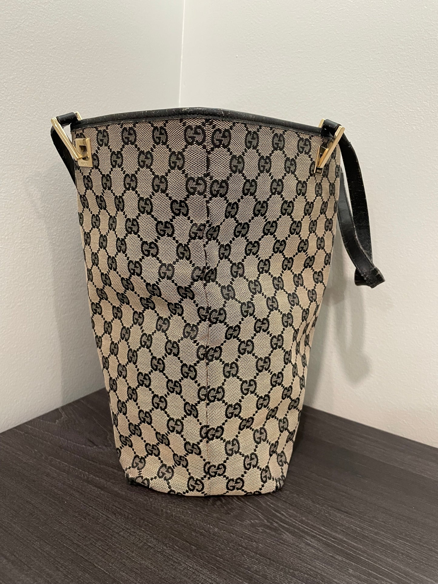 #866 GUCCI Black GG Canvas Shoulder Bag