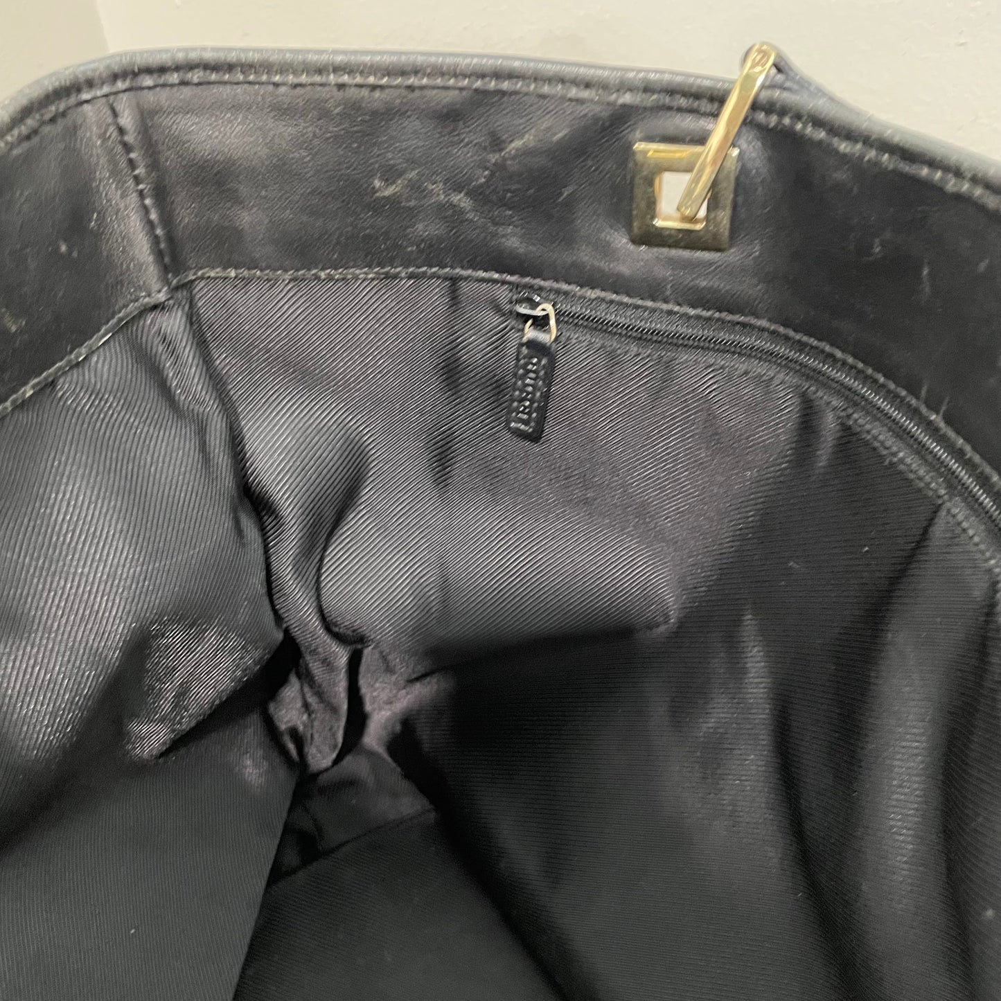 #866 GUCCI Black GG Canvas Shoulder Bag