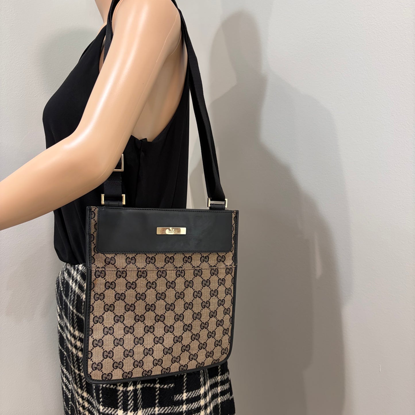 #002 GUCCI Black Messenger