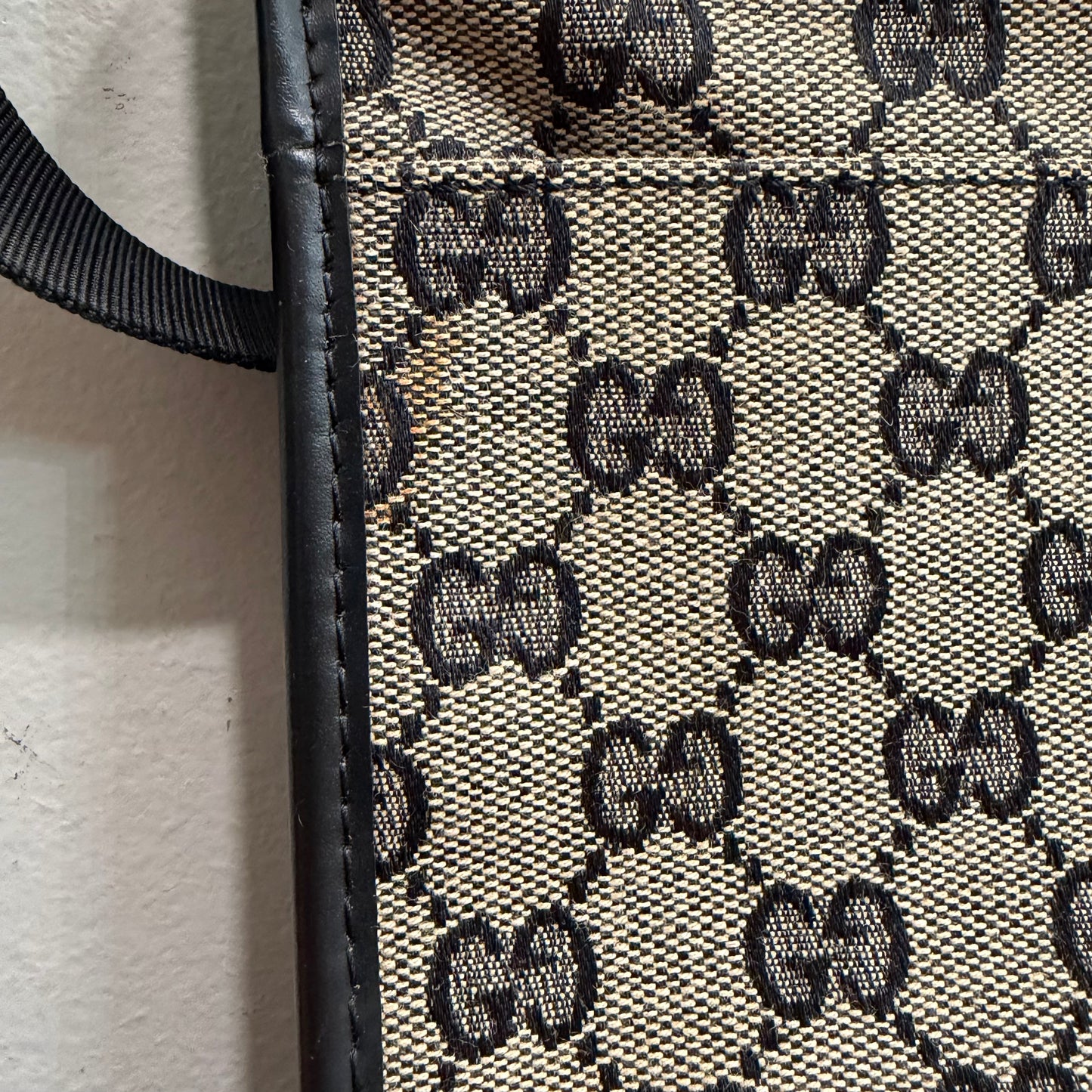 #002 GUCCI Black Messenger