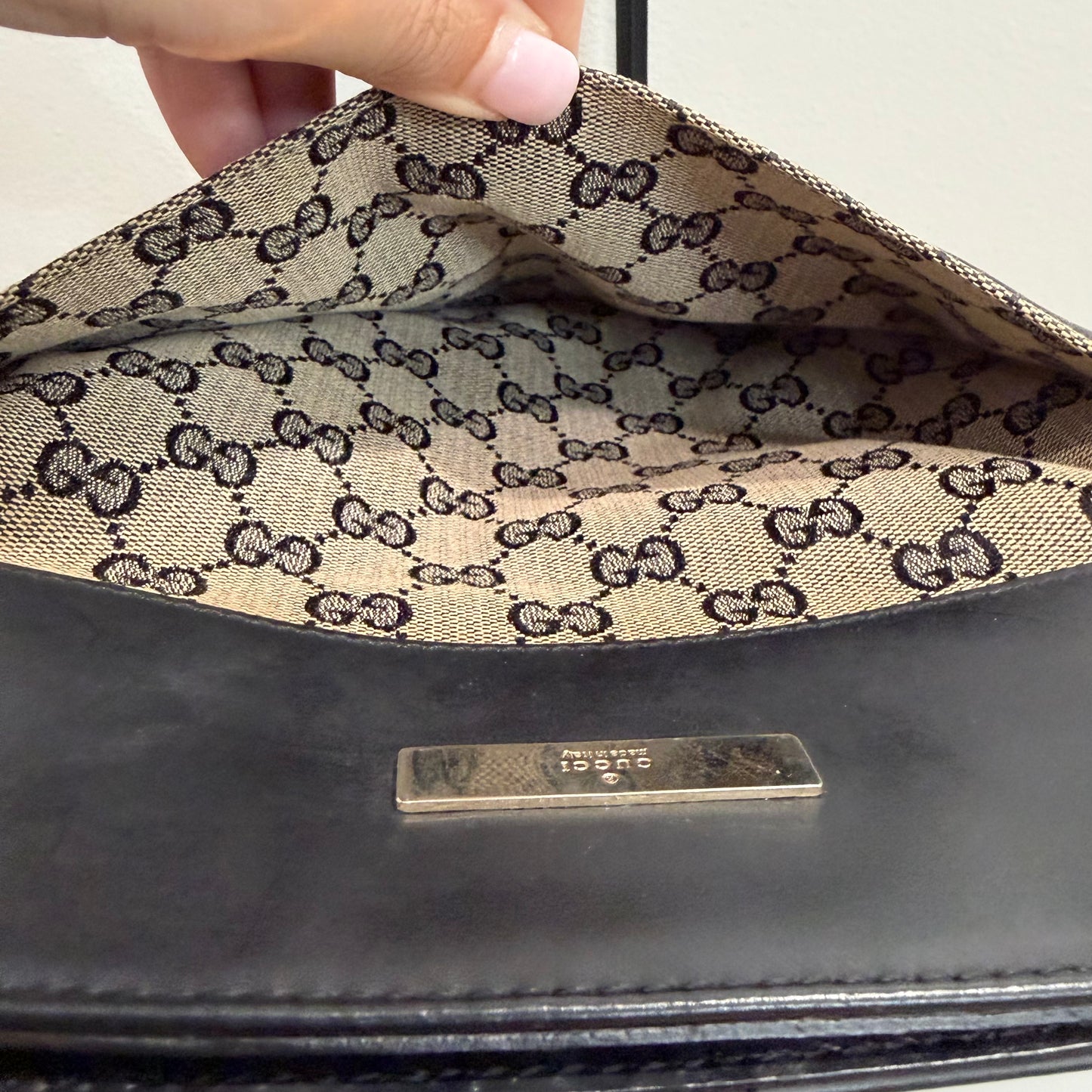 #002 GUCCI Black Messenger