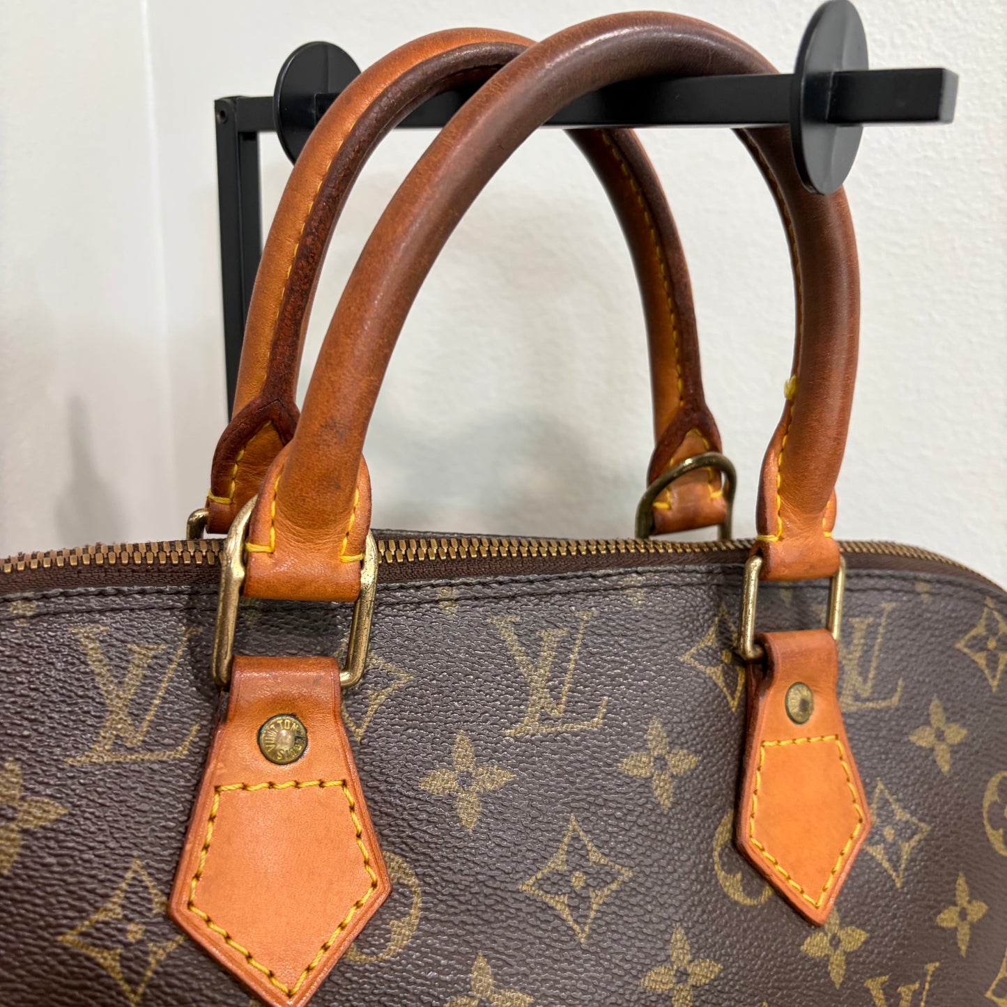#024 LOUIS VUITTON Alma PM