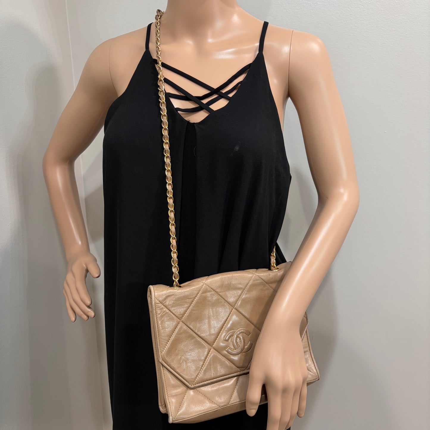 #040 CHANEL Lambskin Beige/Light Brown Flap Bag
