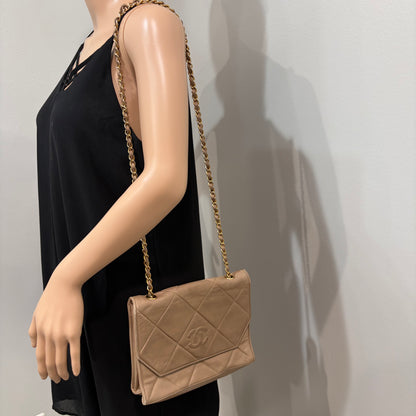 #040 CHANEL Lambskin Beige/Light Brown Flap Bag