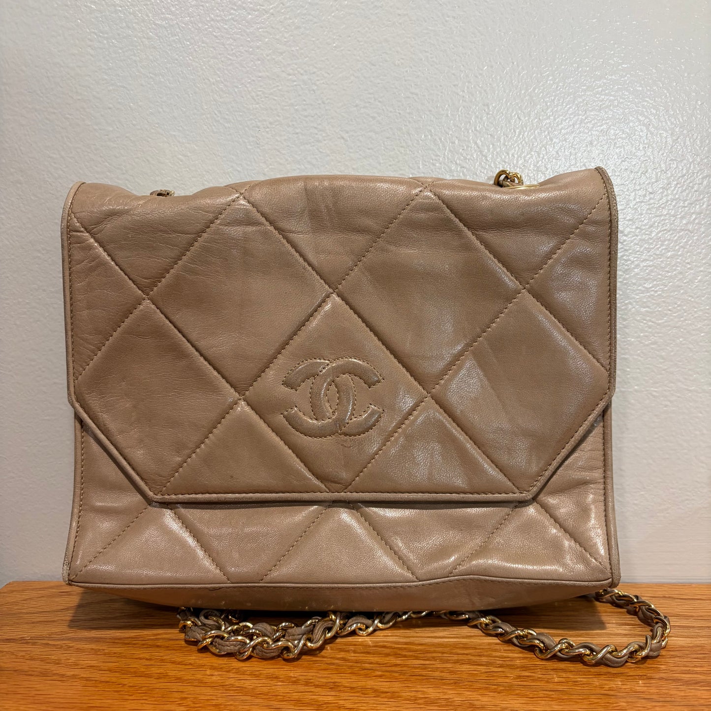 #040 CHANEL Lambskin Beige/Light Brown Flap Bag