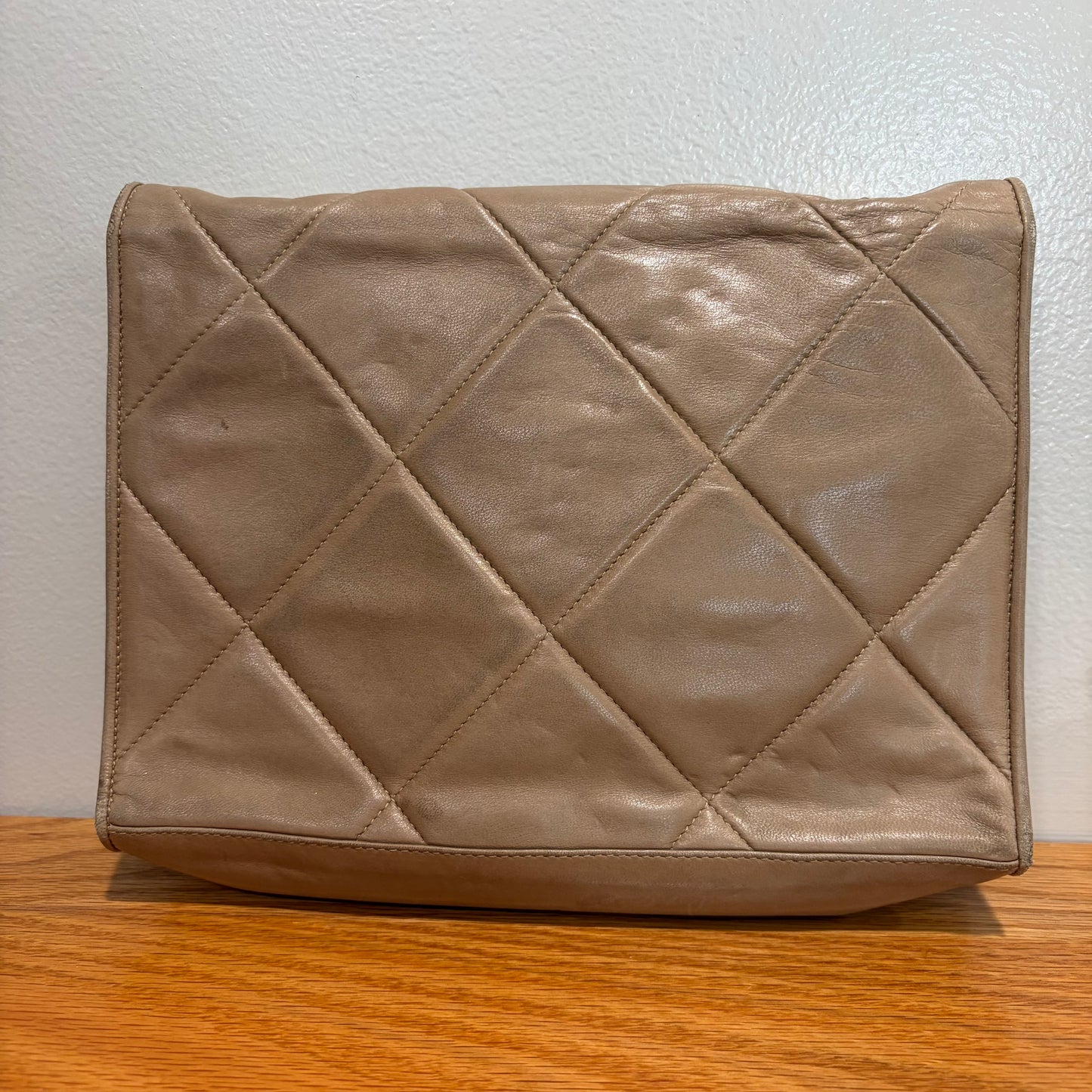 #040 CHANEL Lambskin Beige/Light Brown Flap Bag
