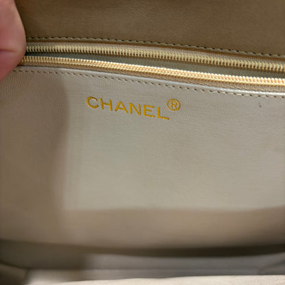 #040 CHANEL Lambskin Beige/Light Brown Flap Bag